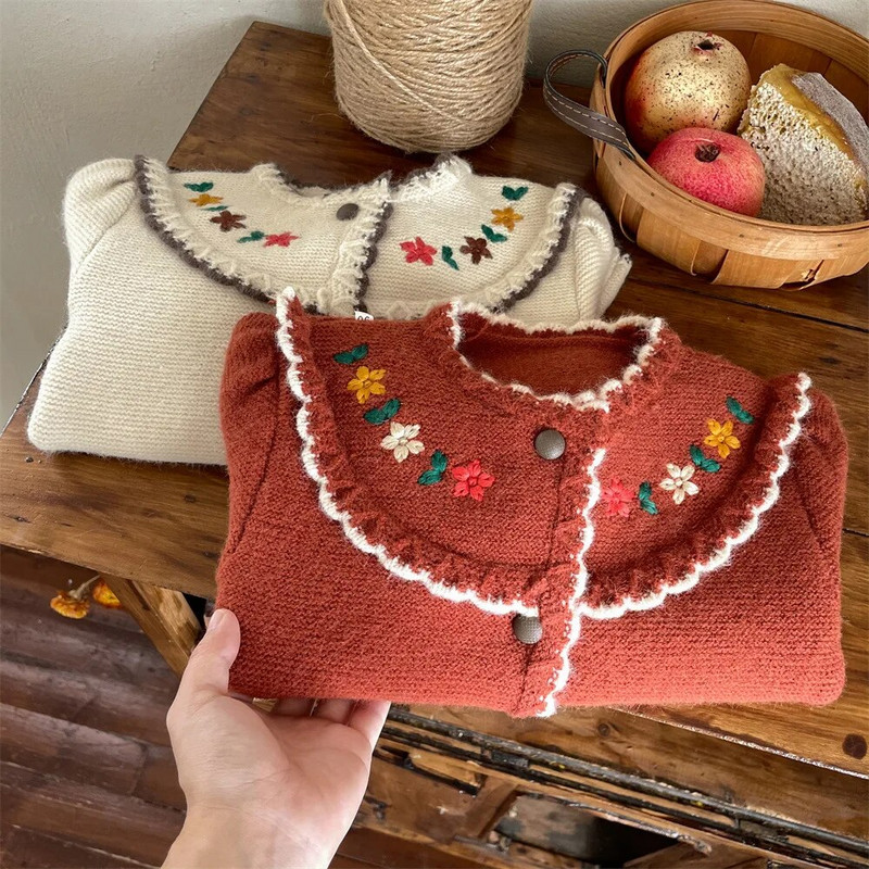 Gyermek pulóver kardigán 2023 őszi új koreai lányok kötött kabát baba gyerek ruha hímzett virágos retro kerek nyakú felső