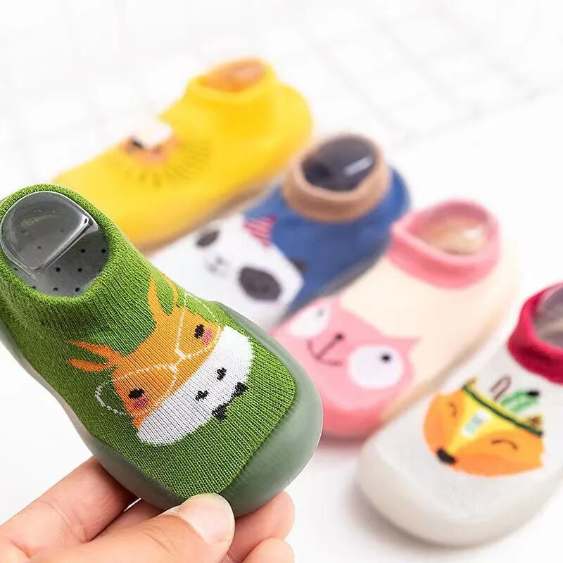 Baby Doll Pavasaris ir vasara Nauji animaciniai vaikščiojimo batai kūdikiams su minkštu dugnu, kvėpuojanti vidaus vaikams ant grindų megztos kojinės