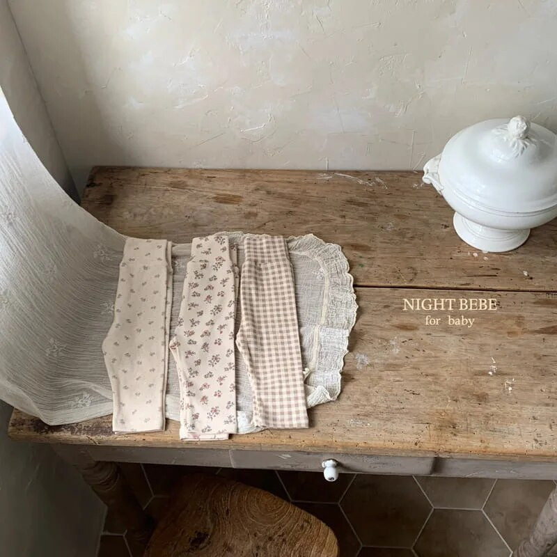 2023 m. rudens Nauji kūdikių medvilniniai antblauzdžiai mergaičių gėlėtos kelnės mažiems vaikams Pp kelnės mažiems languotos antblauzdžiai madingos kūdikių kelnės