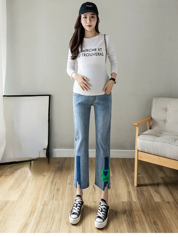 Iš šono suskaldytas džinsas motinystės tiesūs ilgi džinsai plačiomis kojomis laisvos kelnės Drabužiai nėščiosioms Prašmatnus nėštumas Moteriškas kūnas