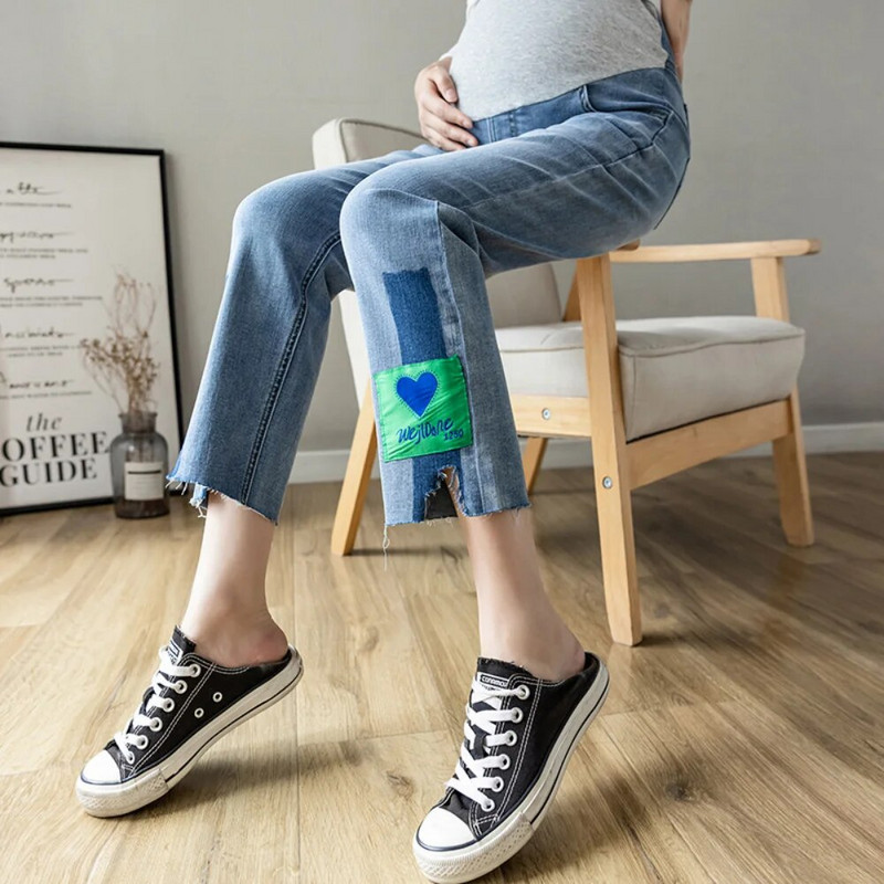 Iš šono suskaldytas džinsas motinystės tiesūs ilgi džinsai plačiomis kojomis laisvos kelnės Drabužiai nėščiosioms Prašmatnus nėštumas Moteriškas kūnas