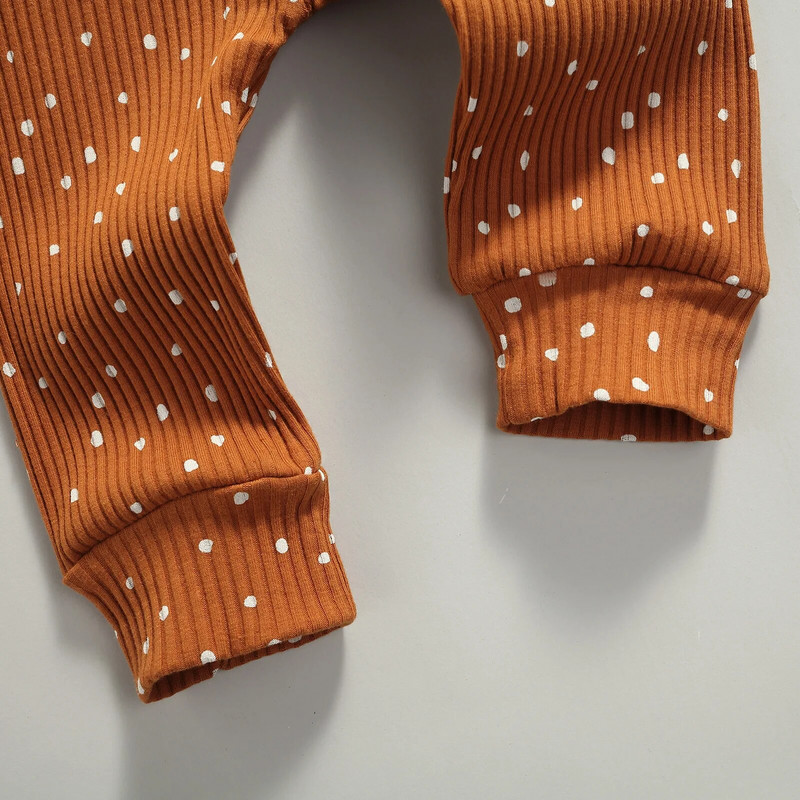 Įprastas, naujas rudens pavasario rūbų mergaičių rūbelių rinkinys su taškeliais raštu ilgomis rankovėmis O formos iškirpte, kelnių kostiumas su elastingu juosmeniu