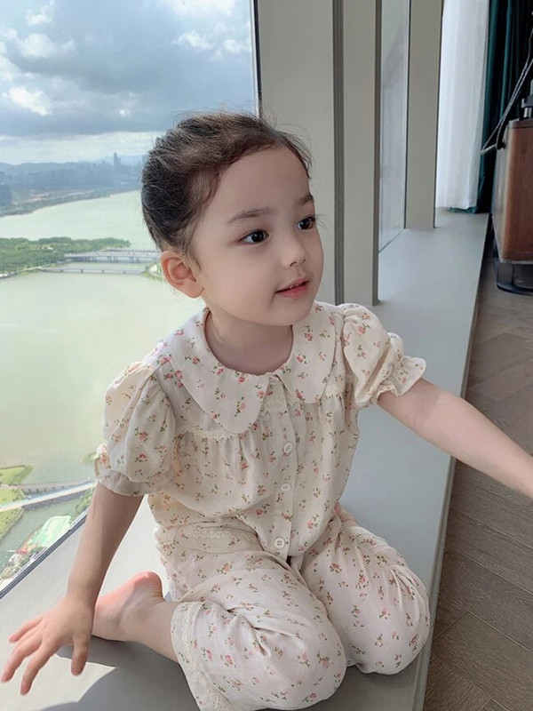 Vaikiškų mergaičių pižamų rinkiniai su naktiniu apykakle. Senoviniai mažylio pižamos rinkiniai su gėlėmis, pūstomis rankovėmis.