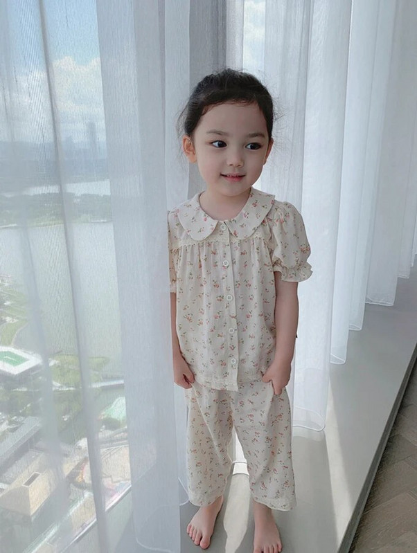 Vaikiškų mergaičių pižamų rinkiniai su naktiniu apykakle. Senoviniai mažylio pižamos rinkiniai su gėlėmis, pūstomis rankovėmis.