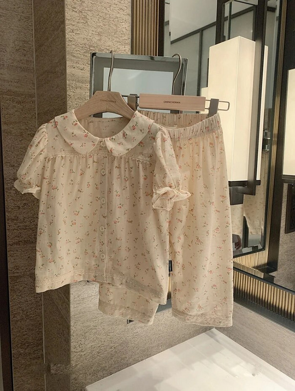 Vaikiškų mergaičių pižamų rinkiniai su naktiniu apykakle. Senoviniai mažylio pižamos rinkiniai su gėlėmis, pūstomis rankovėmis.