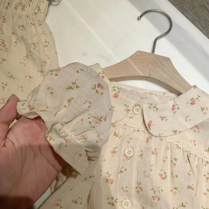 Vaikiškų mergaičių pižamų rinkiniai su naktiniu apykakle. Senoviniai mažylio pižamos rinkiniai su gėlėmis, pūstomis rankovėmis.