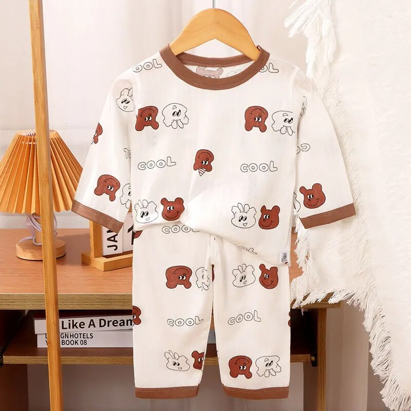 2 vnt Kūdikių berniukų mergaičių aprangos komplektai Vasariniai pižamos rinkiniai Madingi trumpomis rankovėmis vaikiški marškinėliai + šortai, susiuvami spalvoti drabužių kostiumai