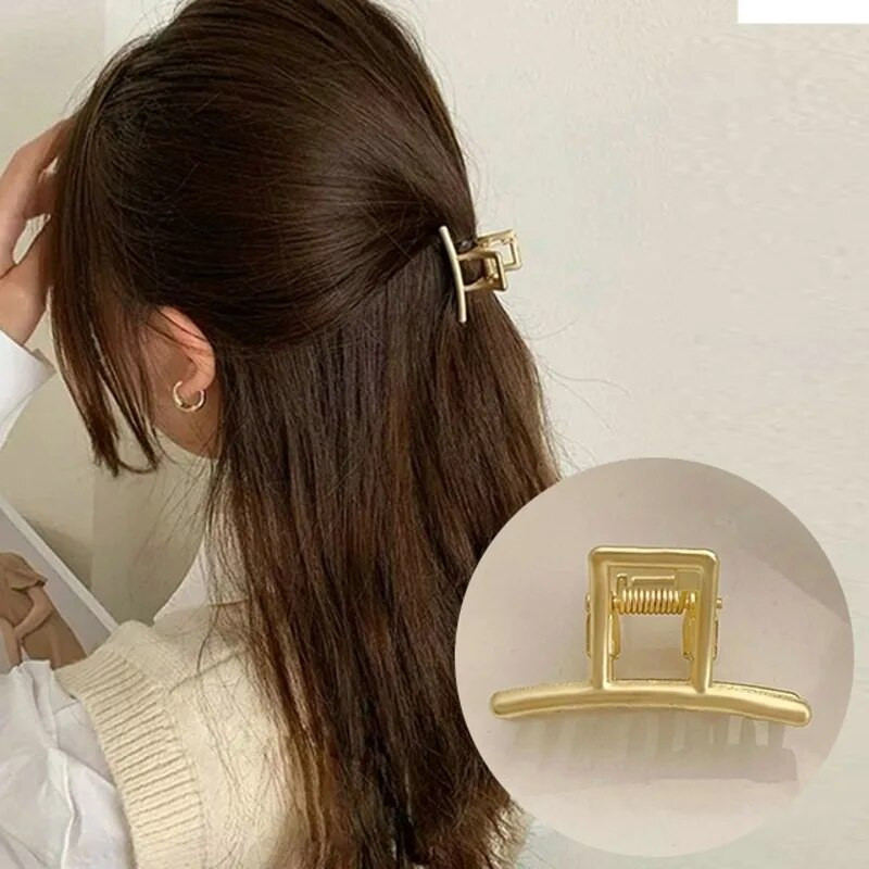 Geometrijska legura Mini Hair Claw Crab Clip za žene Djevojke Zlatne šuplje male kopče za kosu Shark Clip Modni dodaci za kosu