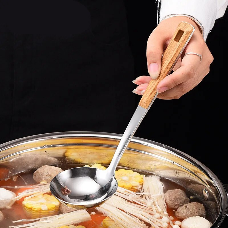 Akasztható fa fogantyú, rozsdamentes acél konyhai edények spatula leveskanál szűrőszűrő Háztartási edények Konyhai kiegészítők