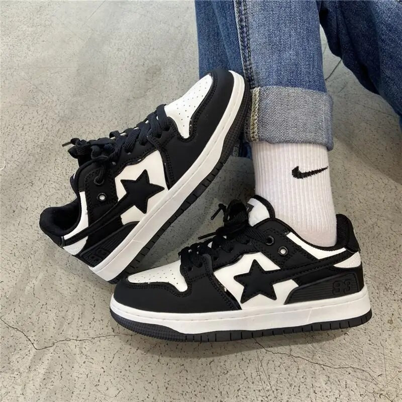 2023 tavasz Új Board Cipők Fekete-fehér színű Star Cipők Alacsony szárú alkalmi tornacipők Női cipők