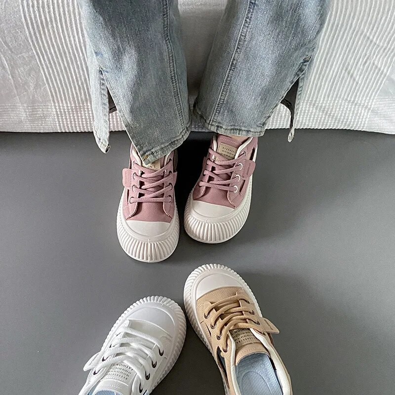 Ljeto 2023. Nove ležerne cipele s izdubljenim ravnim dnom za žene Modne udobne tenisice na vezanje s debelim potplatom Ženske Zapatos De Mujer