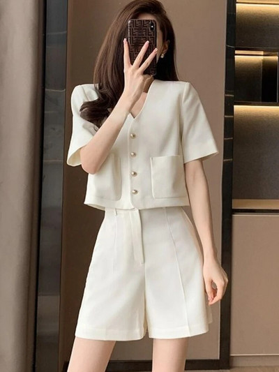 Costum de vară damă 2023 Seturi scurte coreeană șic și elegantă cu decolteu în V top bej la modă pantaloni scurți cu picioare largi Set 2 piese ținute pentru femei