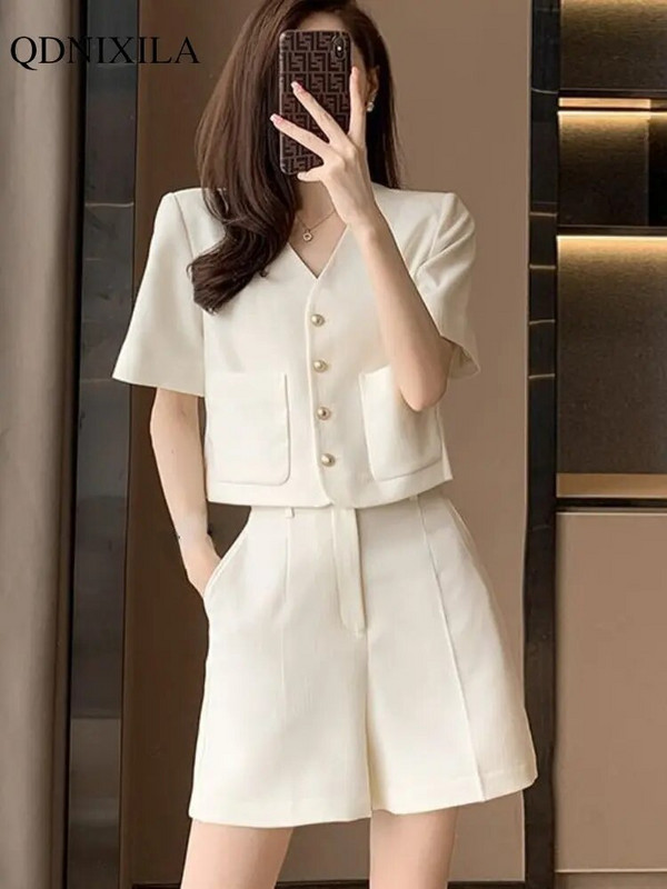 Ženska ljetna odijela za 2023. Kratki kompleti korejskog šika i elegantnog V-izreza, bež top, modni dvodijelni komplet širokih kratkih hlača Ženska odjeća