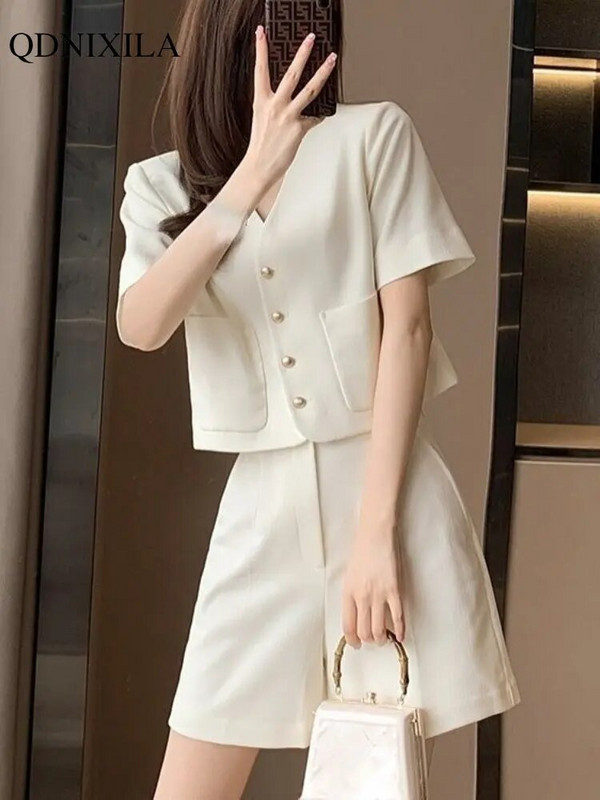 Ženska ljetna odijela za 2023. Kratki kompleti korejskog šika i elegantnog V-izreza, bež top, modni dvodijelni komplet širokih kratkih hlača Ženska odjeća