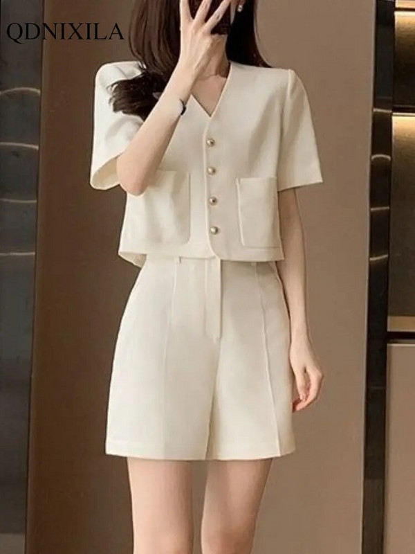 Ženska ljetna odijela za 2023. Kratki kompleti korejskog šika i elegantnog V-izreza, bež top, modni dvodijelni komplet širokih kratkih hlača Ženska odjeća