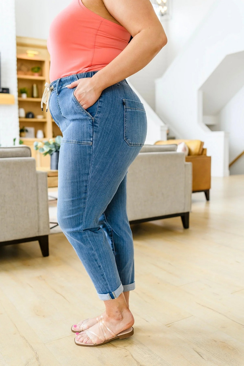 Judy Blue Payton vilkimo džinsiniai bėgikai su Carmen dvigubu rankogaliu laisvu elastiniu juosmeniu Universalios laisvalaikio haremo tiesios kelnės