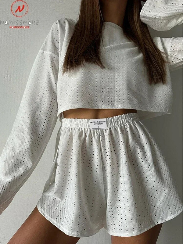 Set de 2 bucăți, ocazional, de culoare solidă, pentru femei, cu design scobit, cu mânecă lungă, cu gâtul în formă de O, Top scurt + pantaloni scurți cu talie elastică