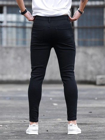 Нови мъжки тесни дънкови панталони от 2023 г. Черни еластични тънки панталони с малък крак Мотоциклетни спортни улични ежедневни дънки с характер
