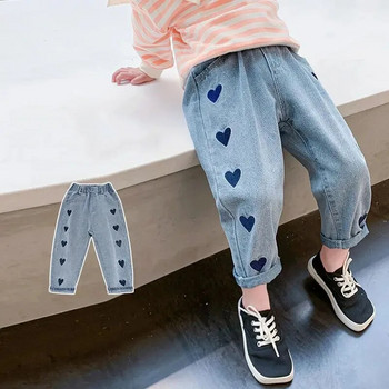Дънки за момичета 2022 г. Пролетни нови бебешки панталони за момичета Малки средни детски панталони Ежедневни дънки със средна височина Памучни дънки със сърца