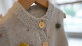 Άνοιξη 2024 Νέο κοριτσίστικο, πολύχρωμο γιλέκο πομπομ, χαριτωμένη ζακέτα με κουμπιά, παιδικά ρούχα μόδας με δαντέλα στο κάτω μέρος Πλεκτά μπλουζάκια