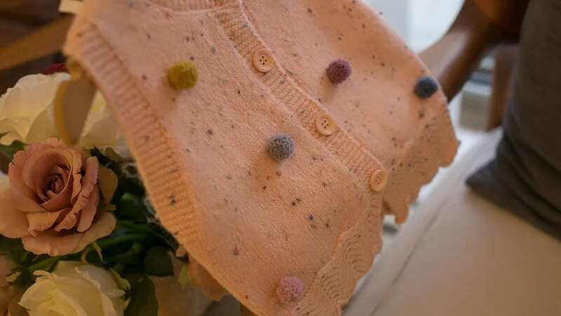 2024 de primăvară noi fete vestă colorată cu pompon cardigan drăguț cu nasturi Bebeluși copii îmbrăcăminte modă dantelă fund ținută tricotaje maiuri