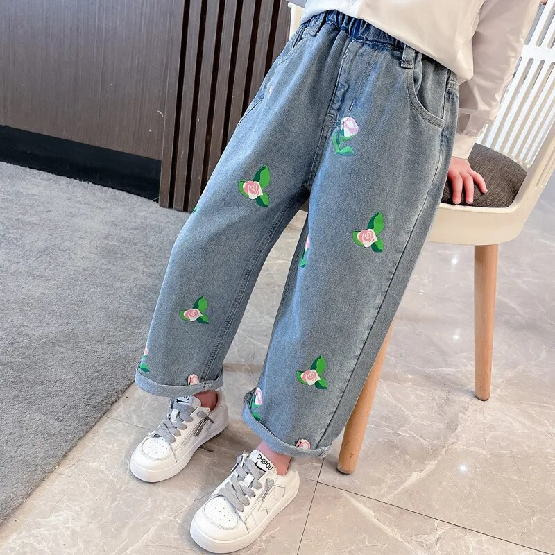 Proljetne korejske dječje traper hlače za djevojčice 2024. Pamučne traperice s cvjetnim uzorkom za djevojčice Ležerne hlače s elastičnim strukom za djevojčice