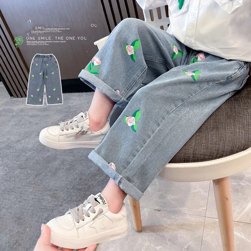 Proljetne korejske dječje traper hlače za djevojčice 2024. Pamučne traperice s cvjetnim uzorkom za djevojčice Ležerne hlače s elastičnim strukom za djevojčice