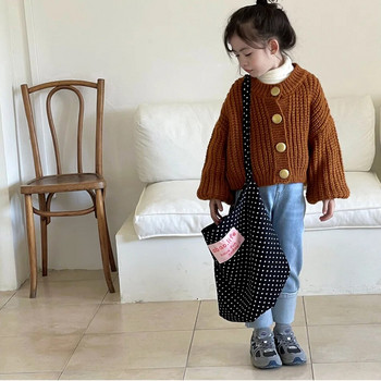 2023 Зимни нови детски облекла Момичешки плетен пуловер Жилетка с метални копчета Палто Деца Бебешки фенер Пуловер Палто Модерен