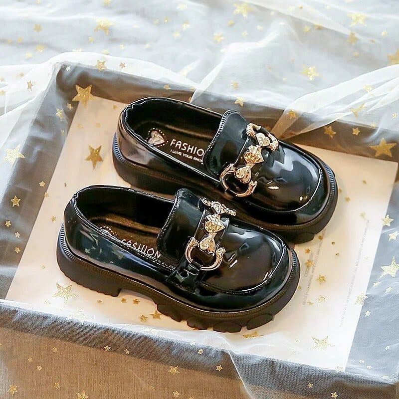Gyerekcipők lányoknak 2022 tavaszi és őszi új divatos puha hercegnős Lolita stílusú mokaszin cipők fémcsatos klasszikus