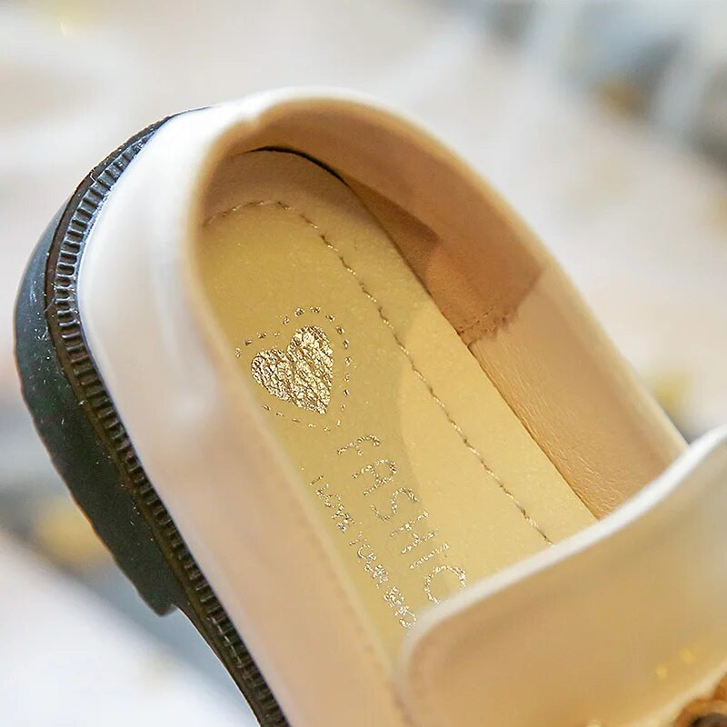 Gyerekcipők lányoknak 2022 tavaszi és őszi új divatos puha hercegnős Lolita stílusú mokaszin cipők fémcsatos klasszikus