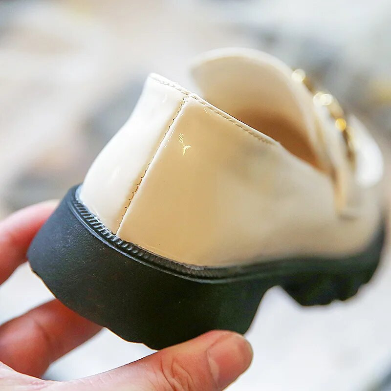 Gyerekcipők lányoknak 2022 tavaszi és őszi új divatos puha hercegnős Lolita stílusú mokaszin cipők fémcsatos klasszikus