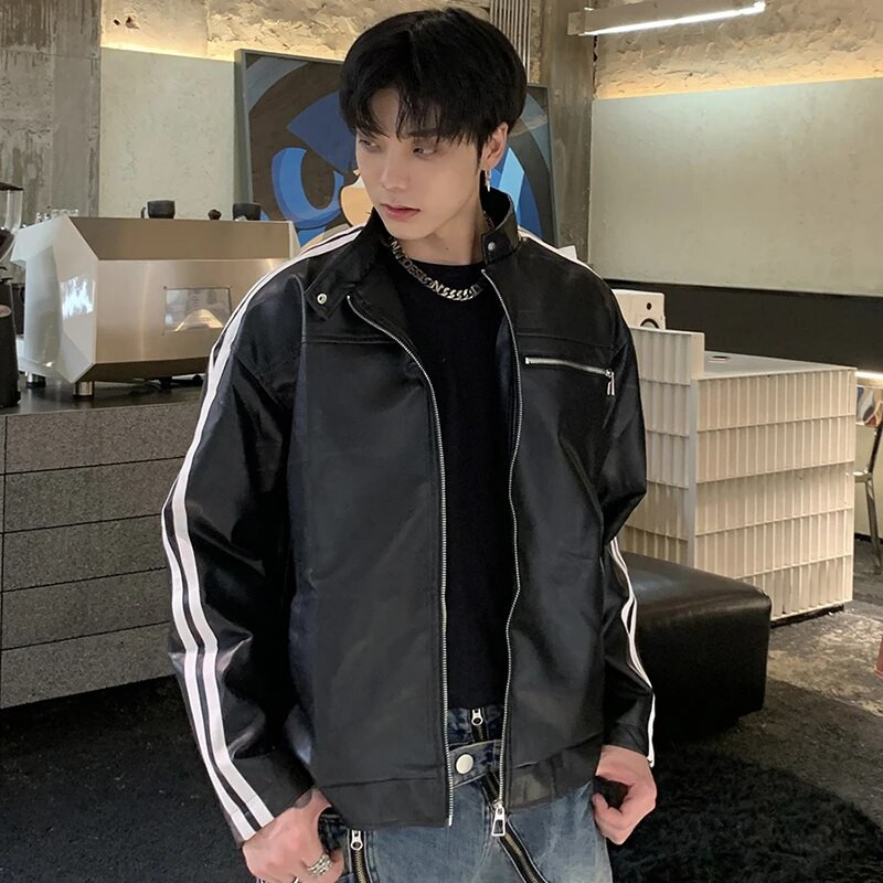 Jachetă din piele PU cu dungi IEFB, pentru bărbați, stil american, guler răsturnat, culoare solidă, haină scurtă pentru bărbați, buzunare cu fermoar Nou șic 9C4095
