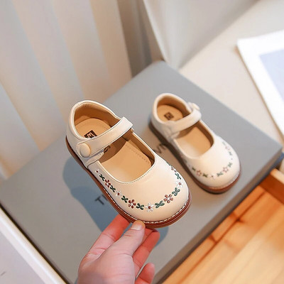 2023 Детски модни ежедневни обувки за момичета Drop Shipping Прости нехлъзгащи се детски обувки PU Плитки кожени обувки с кръгли пръсти Бродерия