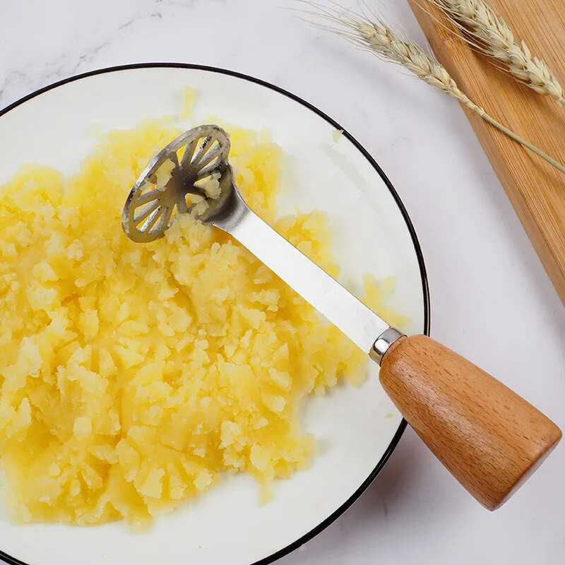 Tvirtas nerūdijančio plieno bulvių grūstuvės virtuvės įrankis Maisto smulkintuvas su medinėmis rankenomis virtuvės įtaisais