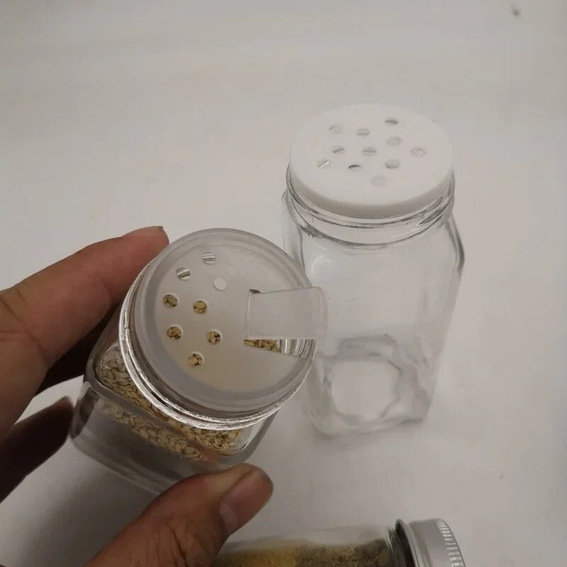 Stiklainiai prieskoniams Stiklas Prieskonių organizatorius Virtuvinės druskos ir pipirų plaktuvai su sijojamos purtyklės dangteliu Lipdukų laikymo talpa