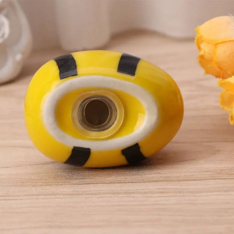 Posuđe za kuhanje u keramičkoj posudi za sol i papar u stilu leteće pčele