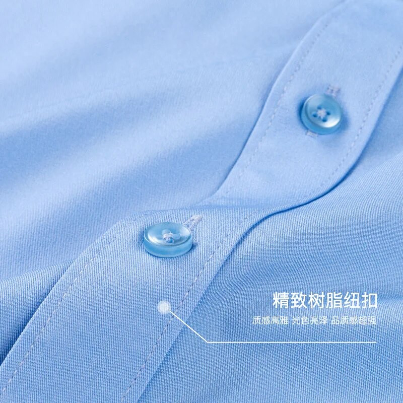 Grynai balti pavasariniai ir vasariniai vyriški marškiniai ilgomis rankovėmis, puošti plonu korpusu, madingi, dalykiniai, kasdieniai ir nelyginami