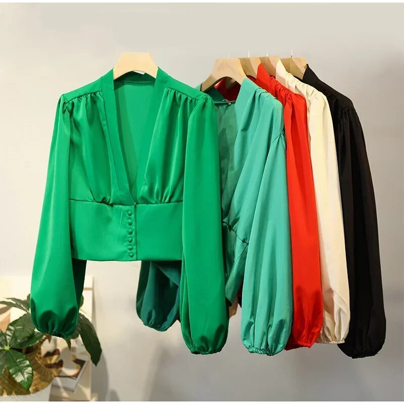 2024 m. pavasario satino moteriška palaidinė Raudona ilgomis Žibintinėmis rankovėmis sagomis V formos iškirpte Elegantiški moteriški marškiniai Pavasario mados vintažinis moteriškas viršus