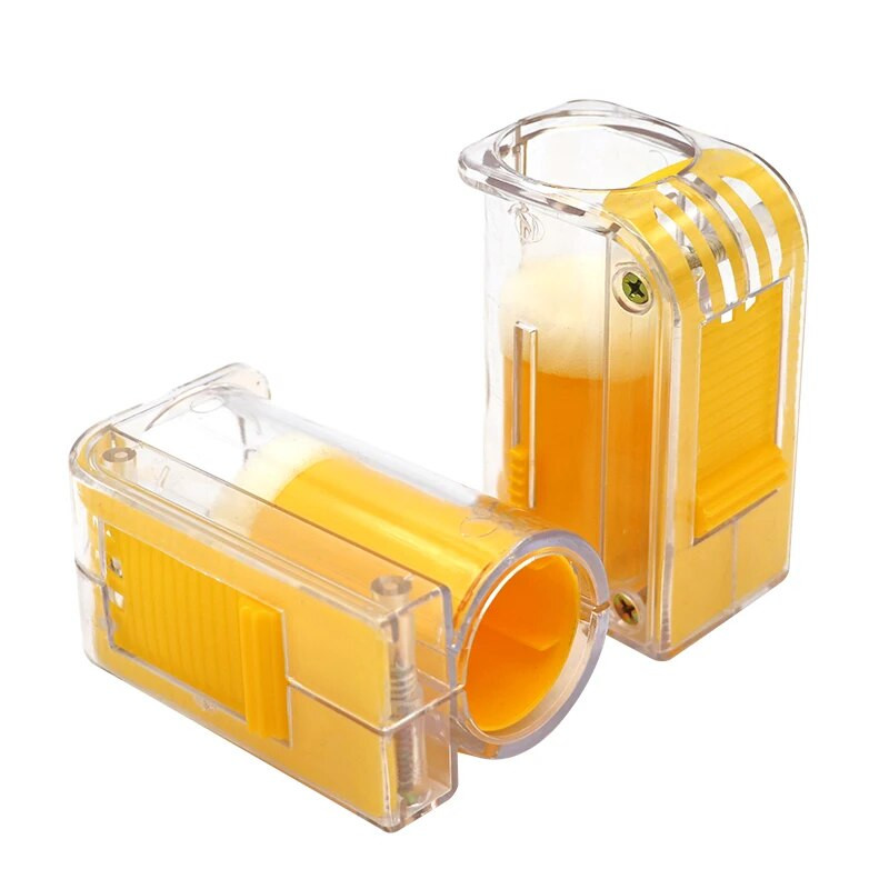 1 vnt. Bičių karalienės žymeklis, butelis Bičių ženklo narvas, plastikinis vienos rankos žymėjimo gaudyklė su stūmokliu, pliušiniai sodo bitininkystės reikmenys