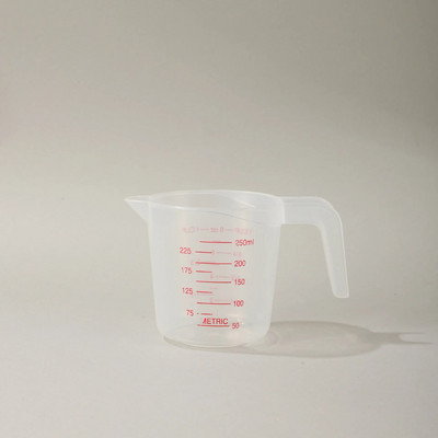 Plastikinis ąsotis su antgaliu, išpilstymo snapelis, permatoma kepimo rankena, virtuvės įrankis