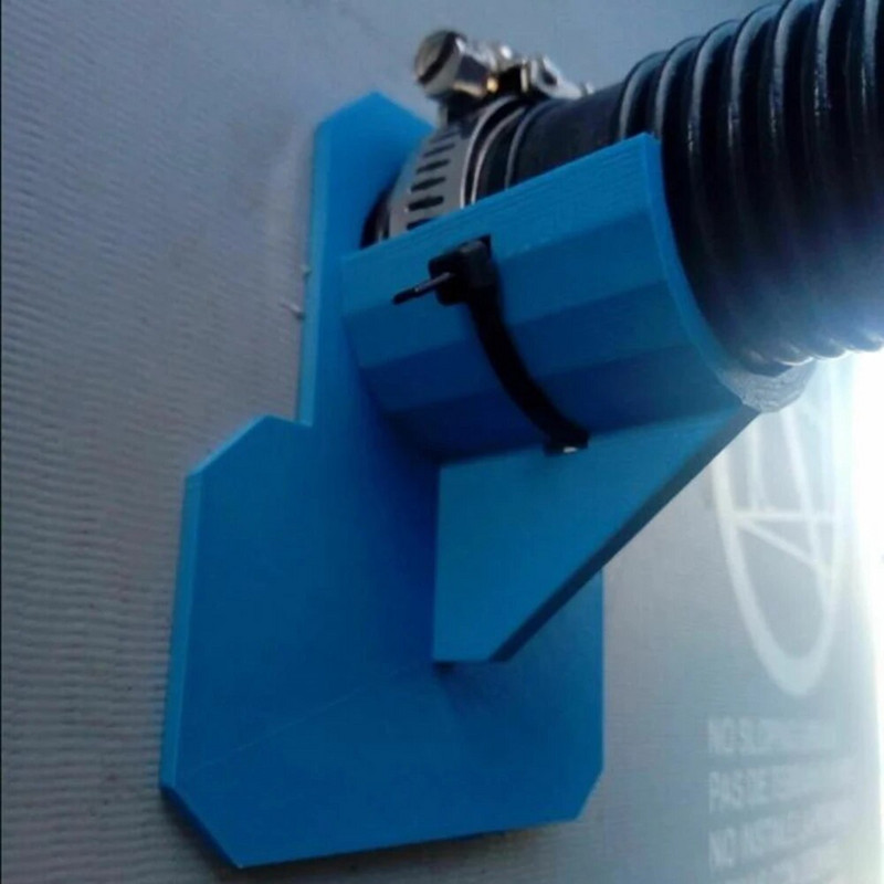 Plaukimo baseino vamzdžių laikiklio tvirtinimo žarnos laikiklis palaiko 38 mm vamzdžius, skirtus virš žemės esančioms žarnos išėjimui su kabelių raištelių tvirtinimo priedais