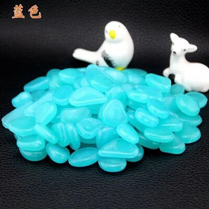 20 DB kerti dekoráció világító kövek sötétben világító dekoratív kavicsok kültéri akvárium dekoráció kavicsos sziklák akváriumában