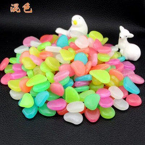 20 DB kerti dekoráció világító kövek sötétben világító dekoratív kavicsok kültéri akvárium dekoráció kavicsos sziklák akváriumában