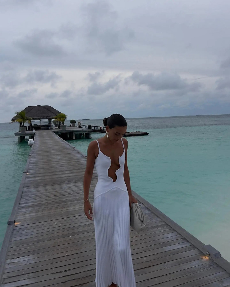 Ženska sling haljina s jednobojnim valovitim rubom s V izrezom Modne bijele haljine za plažu bez rukava 2024. Nove šik ženske haljine za blagdane