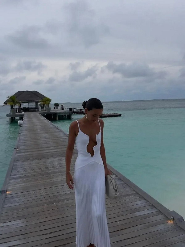 Sling haljina s valovitim rubovima s V izrezom za žene Modne izdubljene bijele haljine za plažu bez rukava 2024. Novi šik Vestidos za blagdanske zabave