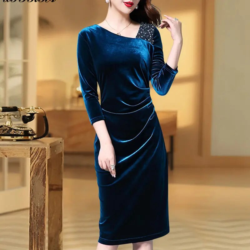 Jesenné a zimné tmavé farby ušľachtilého temperamentu s diagonálnym golierom a bokmi, zavinovacie šaty v páse, záhyby na ramená s diamantovou intarziou, dámsky sveter