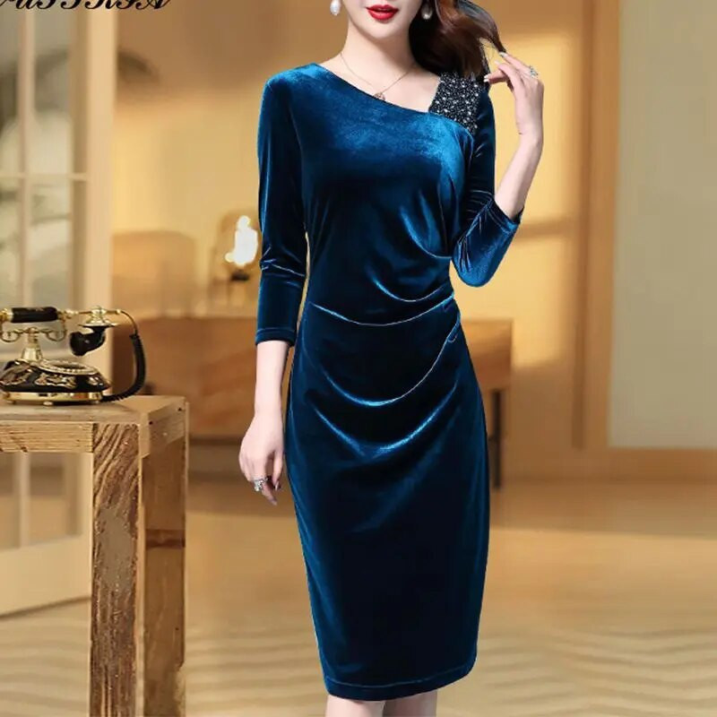 Jesenné a zimné tmavé farby ušľachtilého temperamentu s diagonálnym golierom a bokmi, zavinovacie šaty v páse, záhyby na ramená s diamantovou intarziou, dámsky sveter