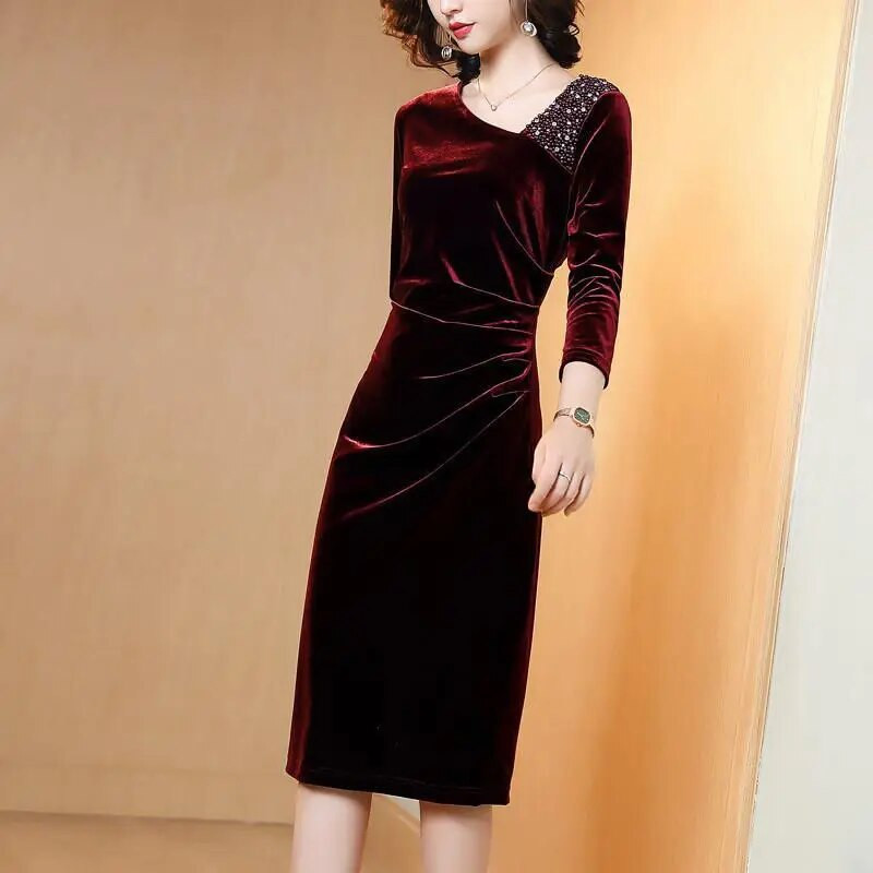 Jesenné a zimné tmavé farby ušľachtilého temperamentu s diagonálnym golierom a bokmi, zavinovacie šaty v páse, záhyby na ramená s diamantovou intarziou, dámsky sveter