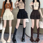 Rudeninis plonas žakardo raukinių kraštų mergina, jaučianti aksominį torto sijoną aukštu juosmeniu