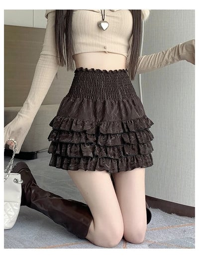 Rudeninis plonas žakardo raukinių kraštų mergina, jaučianti aksominį torto sijoną aukštu juosmeniu